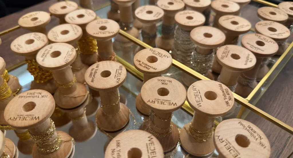 豊富なチェーンが並べられたトレイの写真。素材が豊富